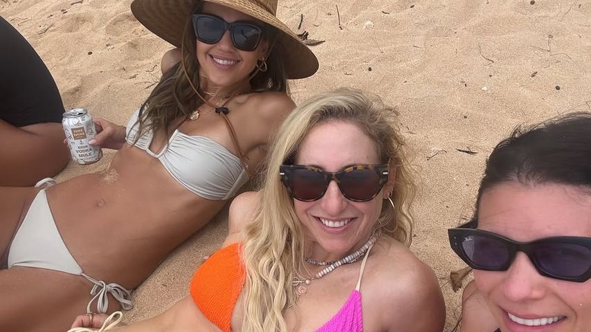 Jessica Alba posiert mit Freundinnen am Strand