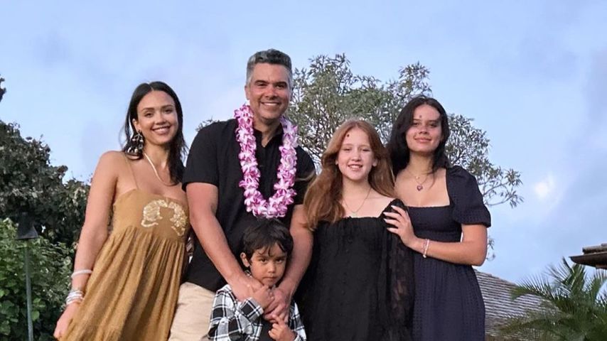 Selten: Jessica Alba posiert überglücklich mit ihrer Familie