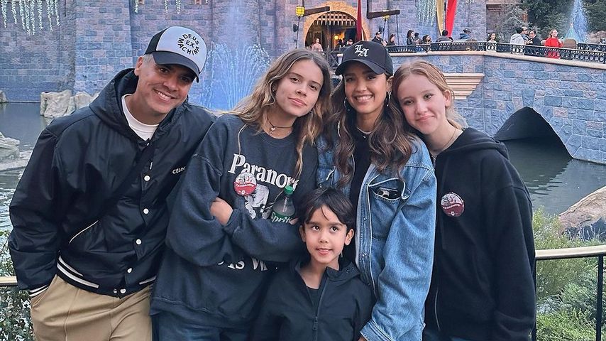 Jessica Alba, Schauspielerin, mit ihrer Familie