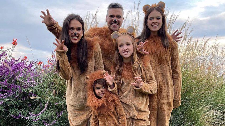 Jessica Alba mit ihrem Mann Cash und ihren drei Kindern an Halloween 2021