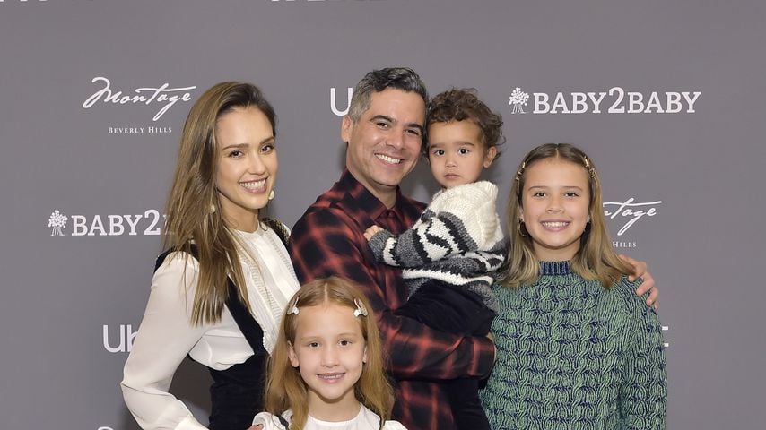 Jessica Alba und ihr Mann Cash Warren mit ihren Kindern Haven, Hayes und Honor bei einem Event