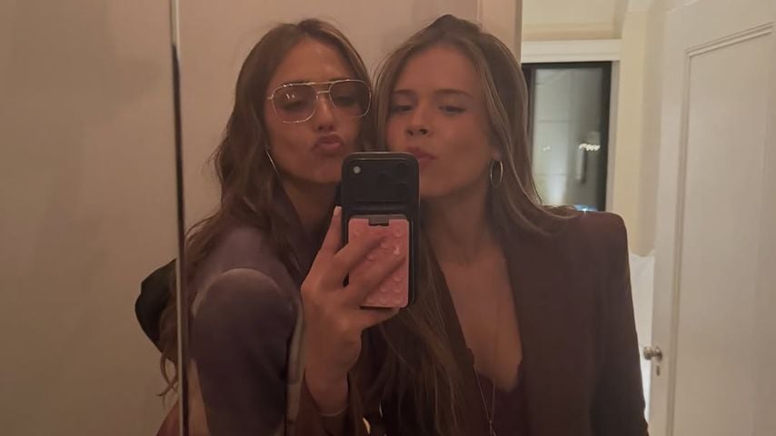 Jessica Alba und Tochter Honor machen ein Selfie