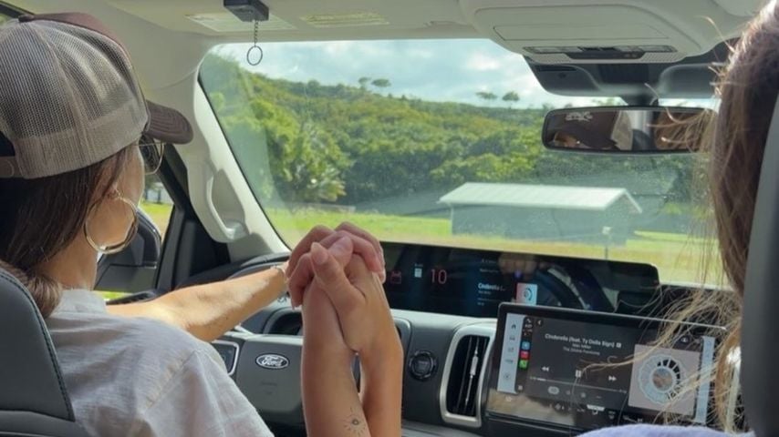 Jessica Alba und Tochter Honor Marie Warren fahren händchenhaltend Auto