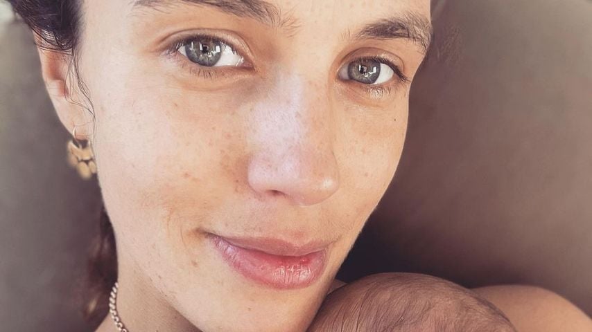 Jessica Brown Findlay mit ihren Zwillingen