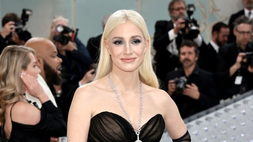 Jessica Chastain zeigt sich auf der Met Gala platinblond!