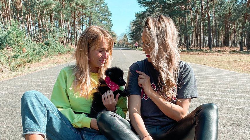 Jessica Fiorini mit Bachelor-Kollegin Jenny und Hündin Yarra