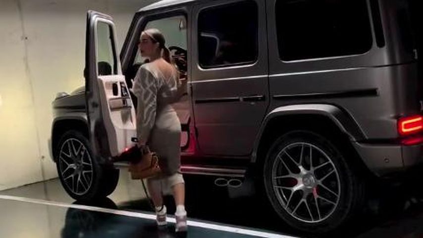 Jessica Haller vor ihrem Auto im März 2023