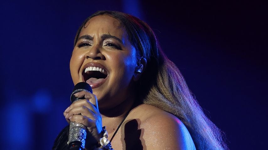 Jessica Mauboy zeigt ihren Babybauch bei den ARIA Awards