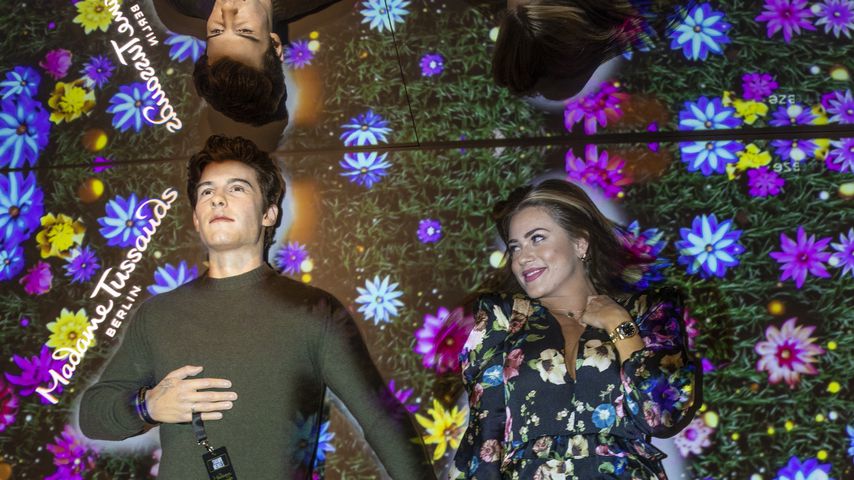 Jessica Paszka (rechts) mit der Wachsfigur von Shawn Mendes im Madame Tussauds Berlin