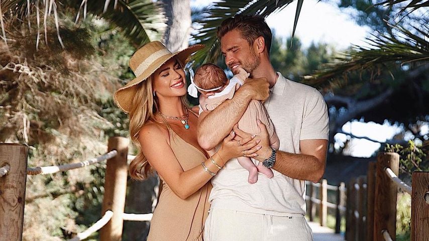 Jessica Paszka und Johannes Haller mit ihrer Tochter Hailey-Su Haller im Juli 2021