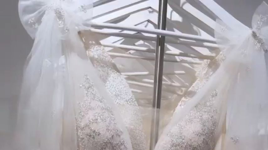Jessica Paszka zeigt ein Hochzeitskleid