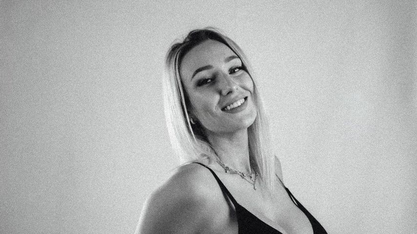 Entblößt! Jessi Schröder präsentiert stolz ihren Babybauch