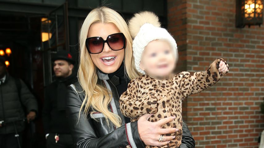 Im Leo-Look: Jessica Simpson trägt Töchterchen durch NYC
