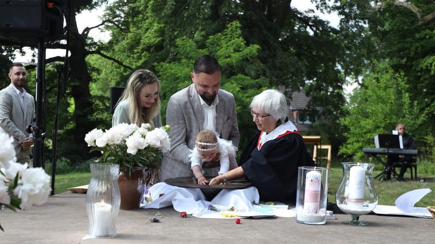 Jessi und Niklas Schröder stolz: Baby Hailey wurde getauft!