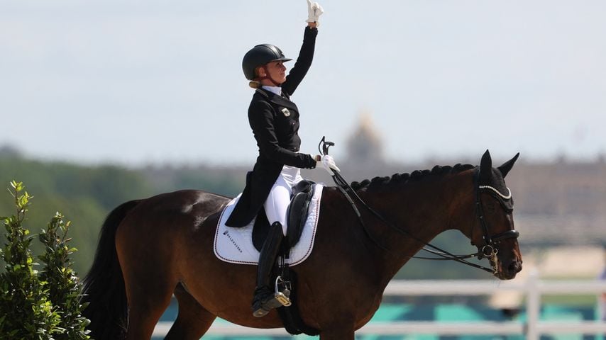 Jessica von Bredow-Werndl winkt auf TSF Dalera BB nach ihrer Kür bei den Olympischen Spielen Paris 2024 in Versailles