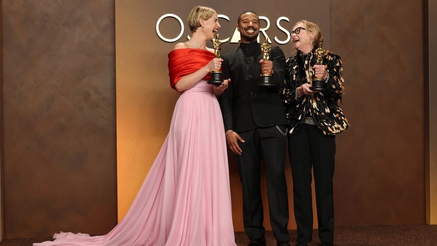 Jessie Buckley, Michael B. Jordan und Amy Madigan mit ihren Oscars im Press Room der 98. Academy Awards im Dolby Theatre