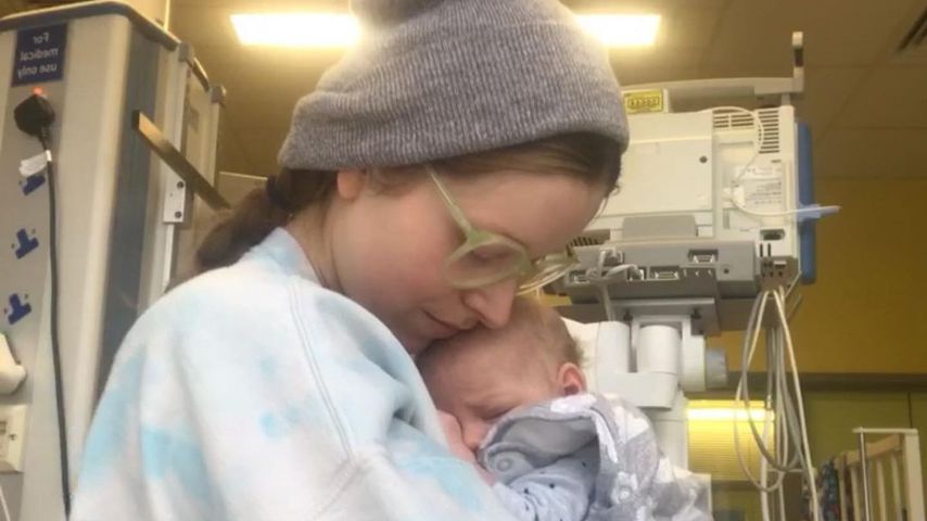 Jessie Cave und ihr Sohn Tenn im Krankenhaus