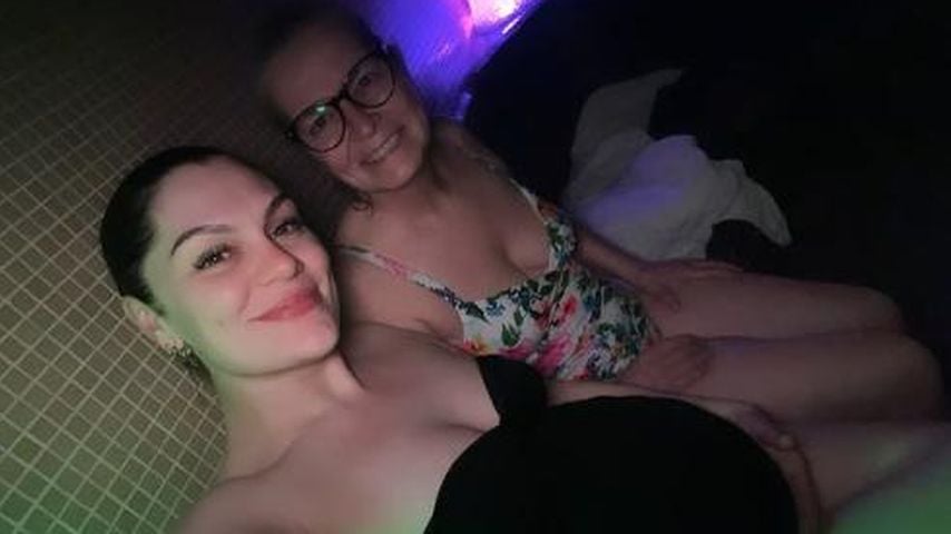 Jessie J und ihr Mutter im April 2023