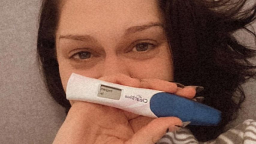 Jessie J mit einem Schwangerschaftstest