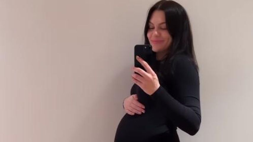 Jessie J zeigt stolz ihre Babykugel im figurbetonten Kleid