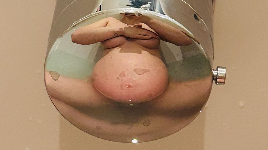 Jessie J präsentiert ihren Babybauch in der Wanne