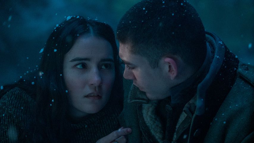 Jessie Mei Li und Archie Renaux in "Shadow and Bone"
