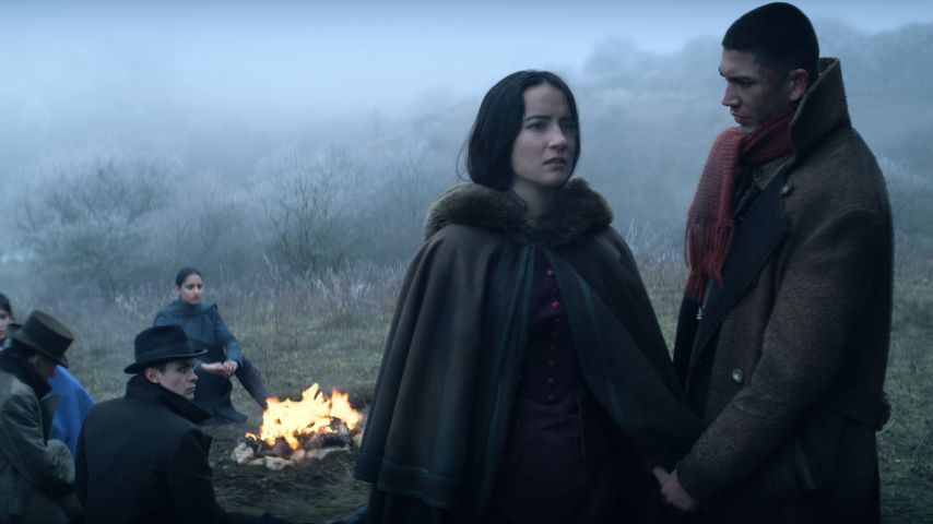 Jessie Mei Li und Archie Renaux in "Shadow and Bone"