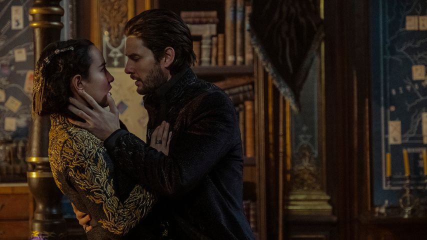 Jessie Mei Li und Ben Barnes in "Shadow And Bone"