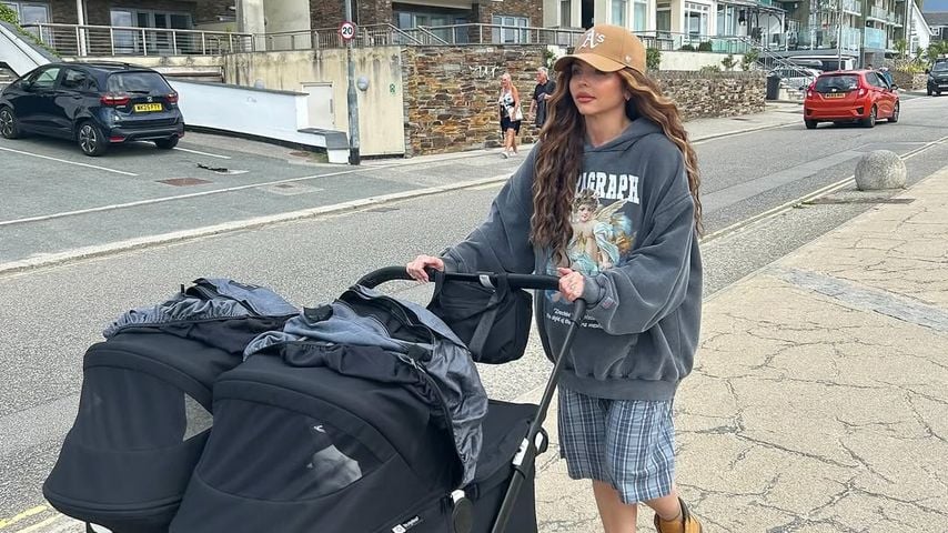 Jesy Nelson schiebt den Kinderwagen mit ihren Zwillingen, 2025