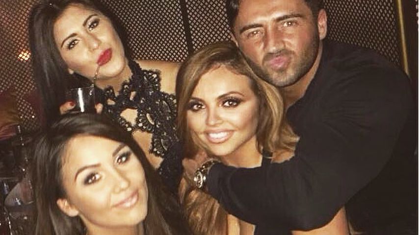 Jesy Nelson und ihr Bruder Johnny mit Freunden