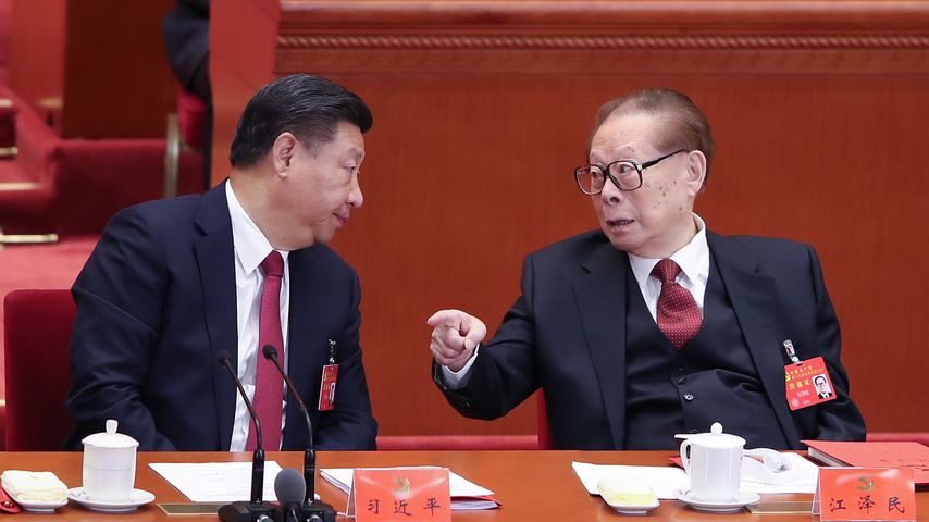 Jiang Zemin mit seinem Nachfolger Xi Jinping