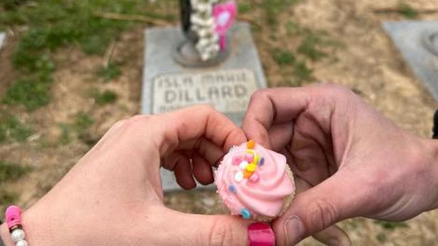 Jill Duggar Dillard und Derick Dillard vor dem Grab ihrer Tochter