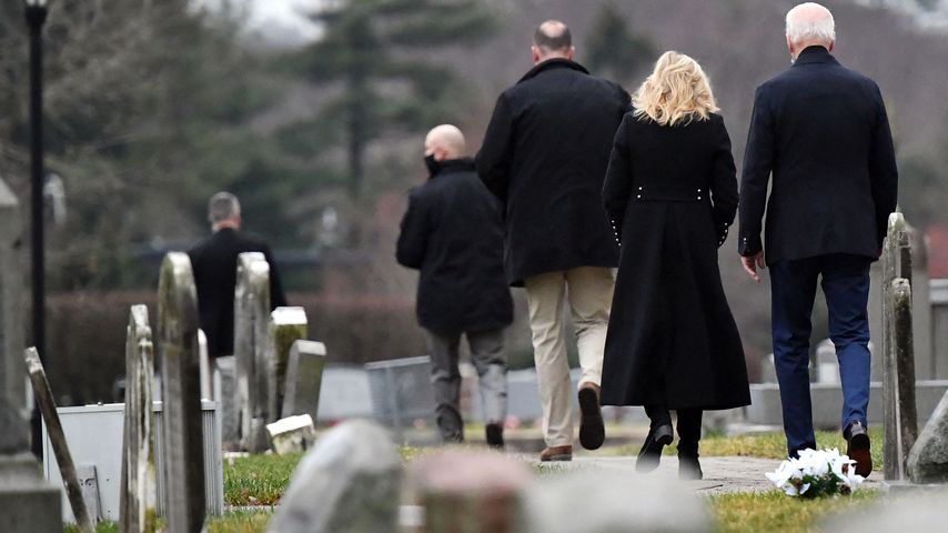 Jill und Joe Biden auf einem Friedhof in Delaware im Dezember 2021