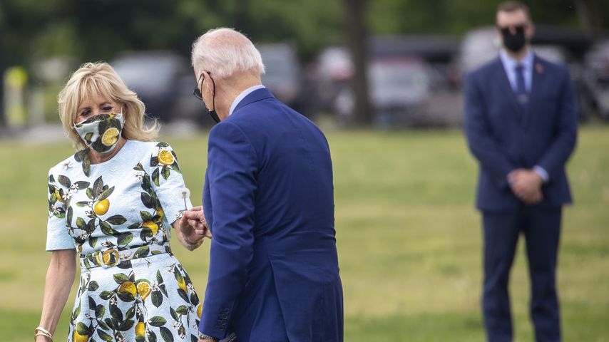 Süß! Präsident Biden pflückt für seine Frau eine Pusteblume