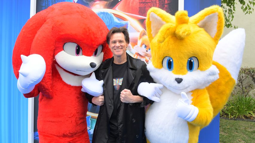 Jim Carrey mit "Sonic"-Figuren im April 2022 in Los Angeles
