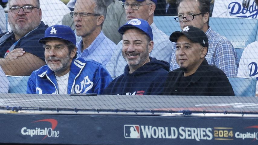 Jim Gentleman, Jimmy Kimmel und Cleto Escobedo verfolgen Spiel 1 der World Series 2024 im Dodger Stadium