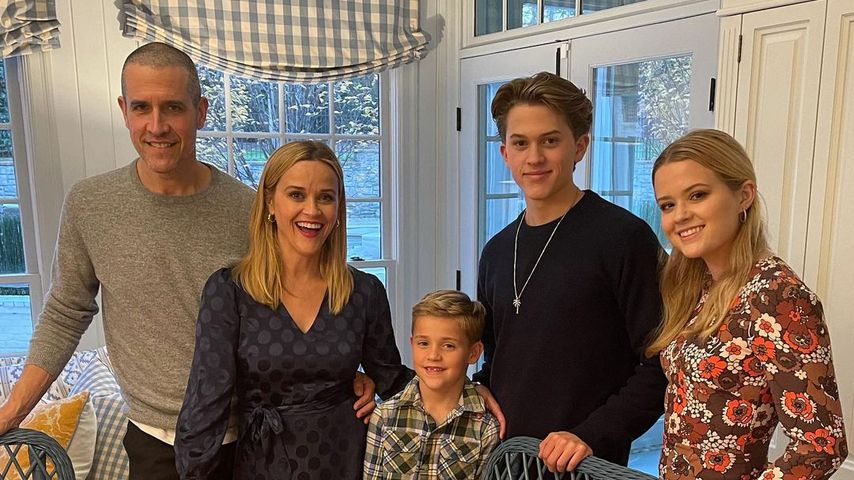 Jim Toth und Reese Witherspoon mit ihren Kindern an Thanksgiving 2020