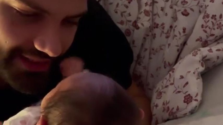 Yeliz gefällt's: Neu-Vater Jimi Blue singt für seine Tochter