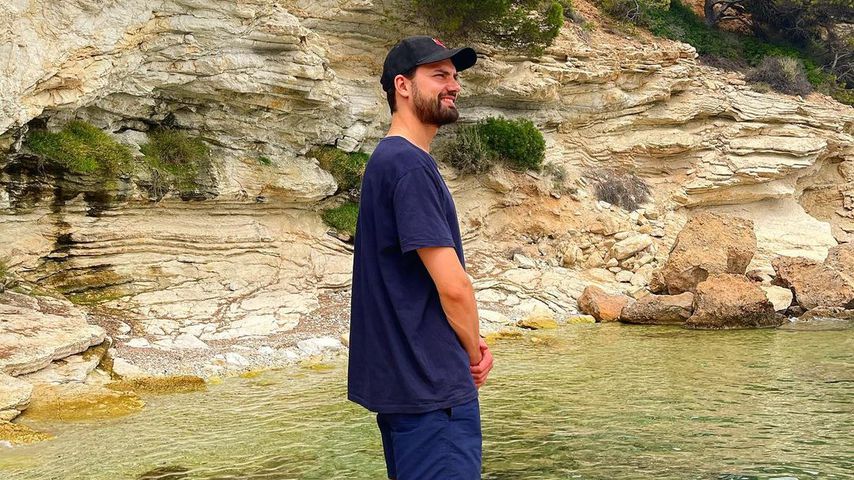 Jimi Blue Ochsenknecht posiert am Wasser