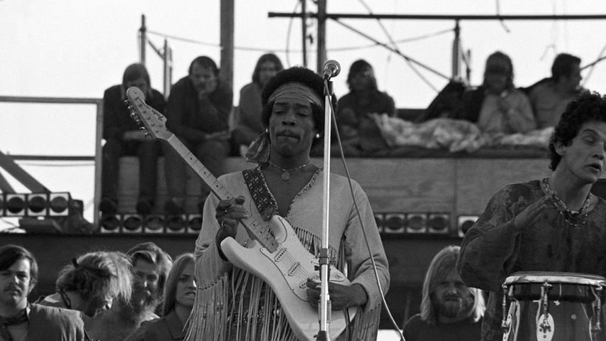 Jimi Hendrix spielt Gitarre beim ersten Woodstock-Festival 1969