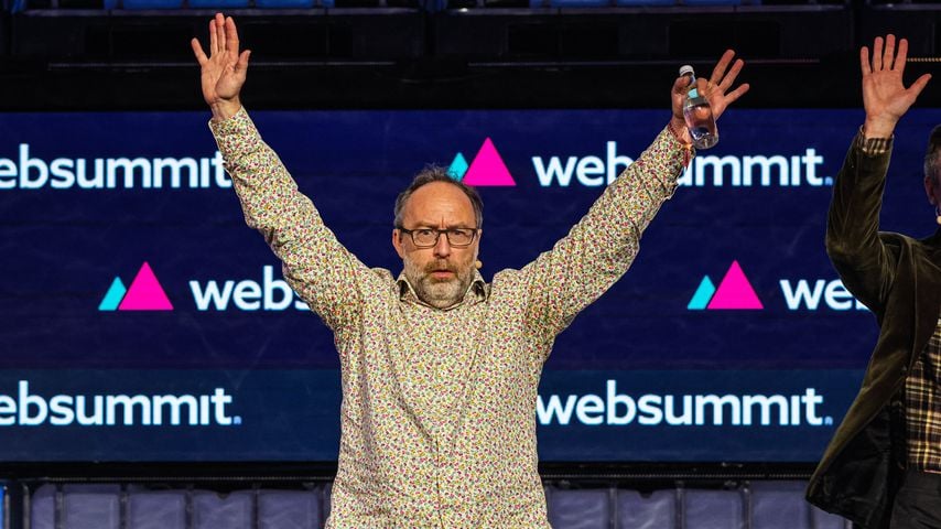 Jimmy Wales bei einem Live-Vortrag auf der Main Stage des Web Summit 2023 in Lissabon