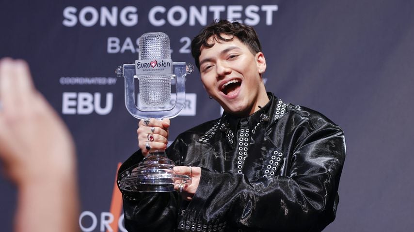 JJ (Johannes Pietsch) beim ESC-Sieg 2025 in Basel mit der Trophäe für "Wasted Love"