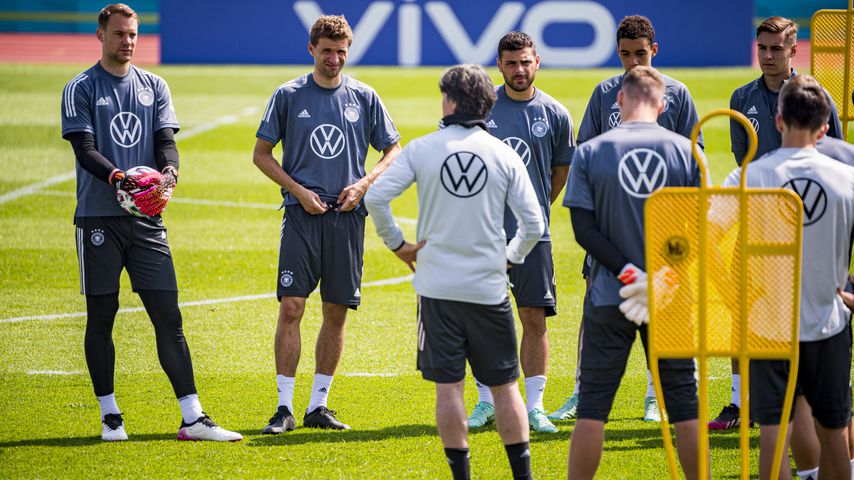 Joachim Löw (m.) mit der DFB-Elf im Juni 2021