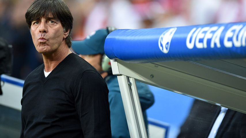Ciao Schlabber-Shirt: Jogi Löw beim 2. EM-Spiel ganz seriös