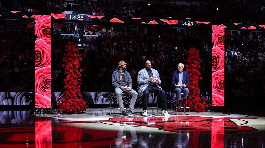 Joakim Noah, Stacey King und Neil Funk sprechen bei der Derrick Rose Night im United Center in Chicago