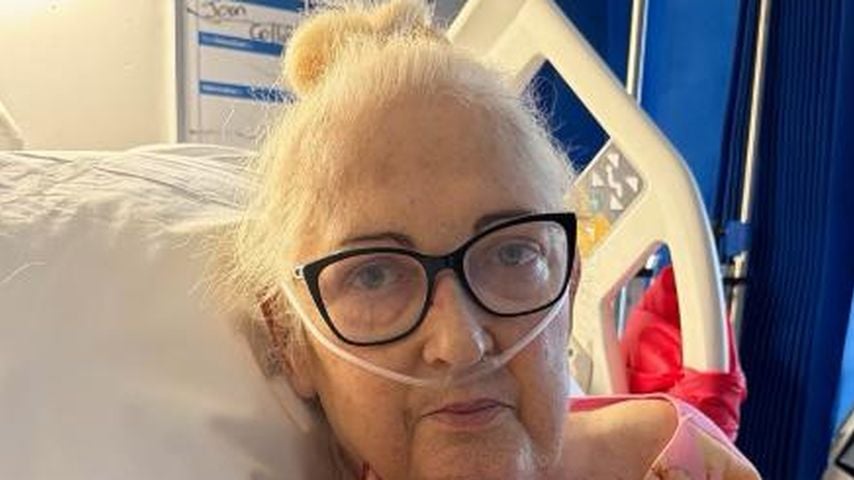 Gemmas Mutter, Joan Collins, liegt im Krankenhaus, Juni 2026