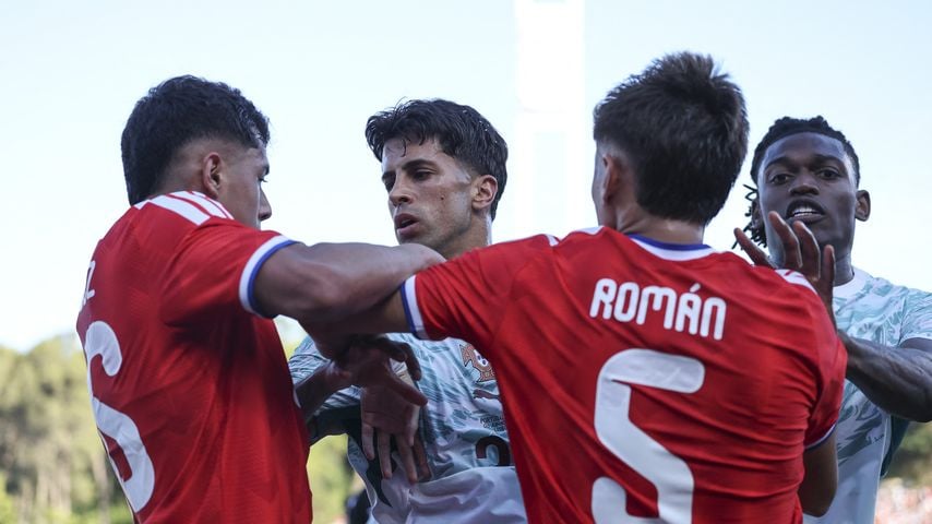 Joao Cancelo und Rafael Leão geraten mit Felipe Faundez und Ivan Roman im Testspiel Portugal gegen Chile aneinander