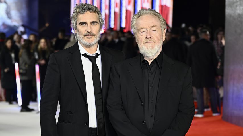 Joaquin Phoenix und Ridley Scott 2023 während der "Napoleon"-Premiere in London
