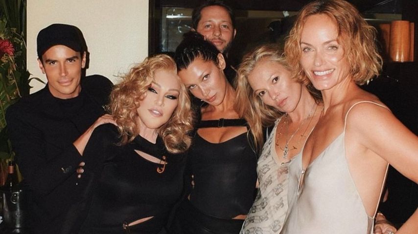 Katzenfrau Jocelyn (82) mit Supermodels bei Fashion Week!