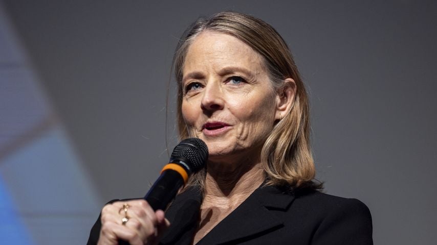 Jodie Foster beantwortet Fragen nach der Premiere von "A Private Life" beim The American French Film Festival in Los Angeles